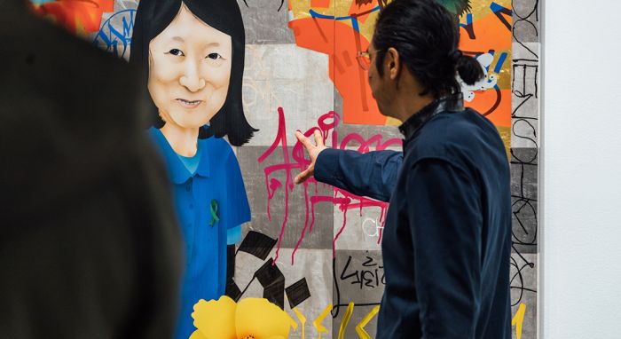 Gajin Fujita explains his painting Forget Me Not (Chitose Fujita) for Otis College students